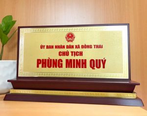 BIỂN CHỨC DANH ĐỂ BÀN ĐỒNG ĂN MÒN 01