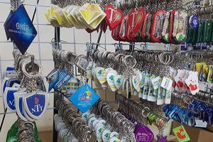 Sản xuất in móc khóa theo yêu cầu, làm móc khóa mica giá rẻ